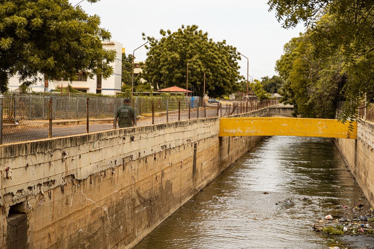 Alcaldía de Maracaibo limpia la cañada de El Varillal