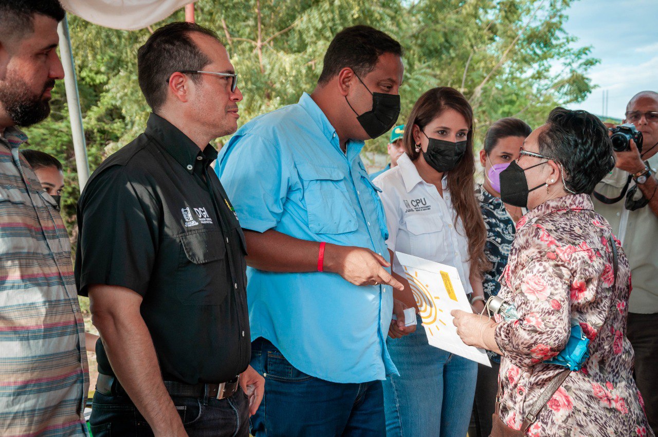 Alcaldía de Maracaibo entregó títulos de propiedad a habitantes de Brisas de la Vanega