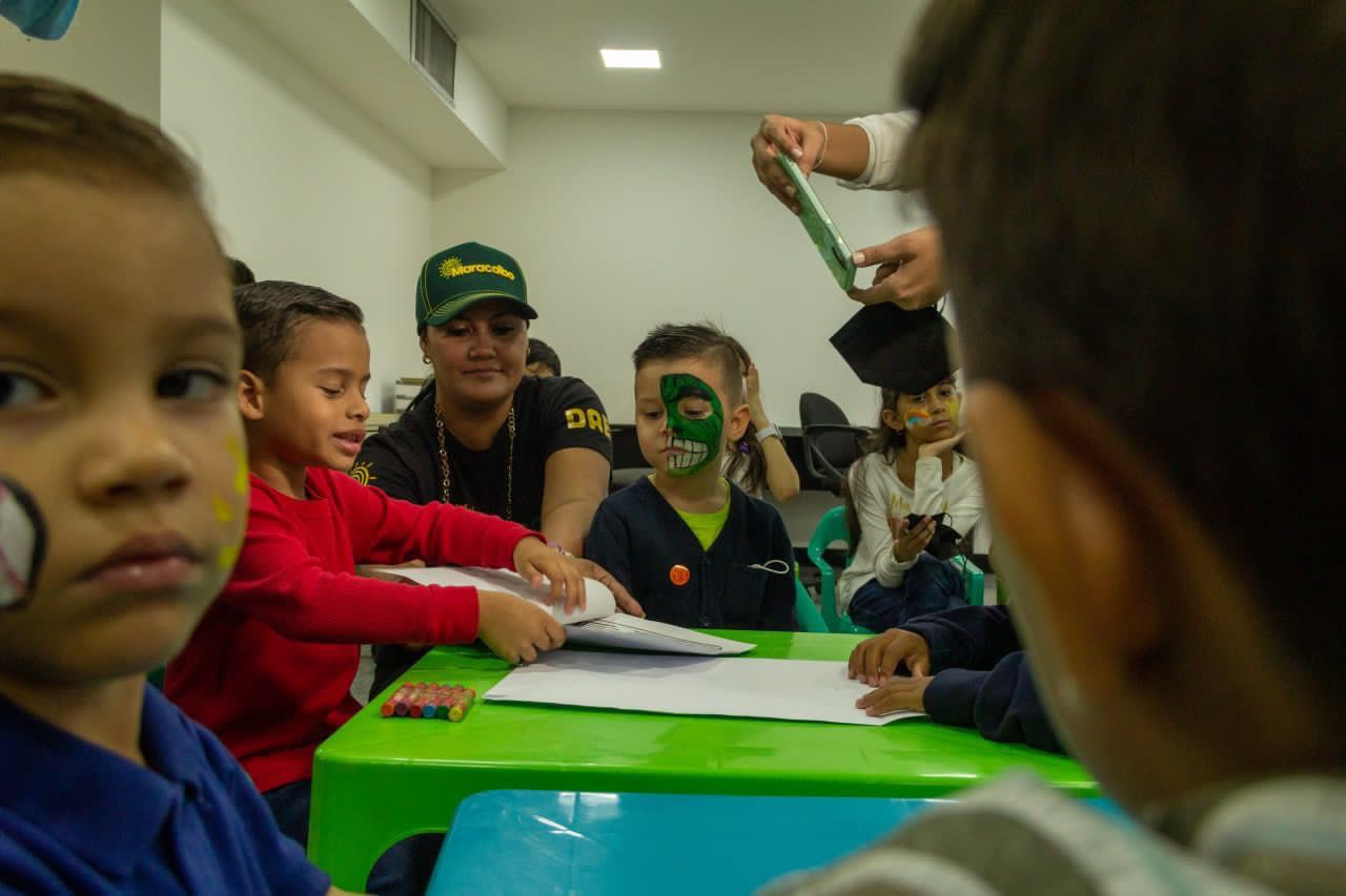 Niños realizaron manualidades en la escuela creativo.