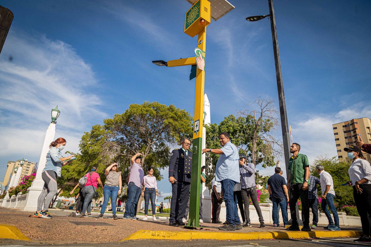 Alcaldía de Maracaibo instala botones de seguridad en postes inteligentes de la ciudad