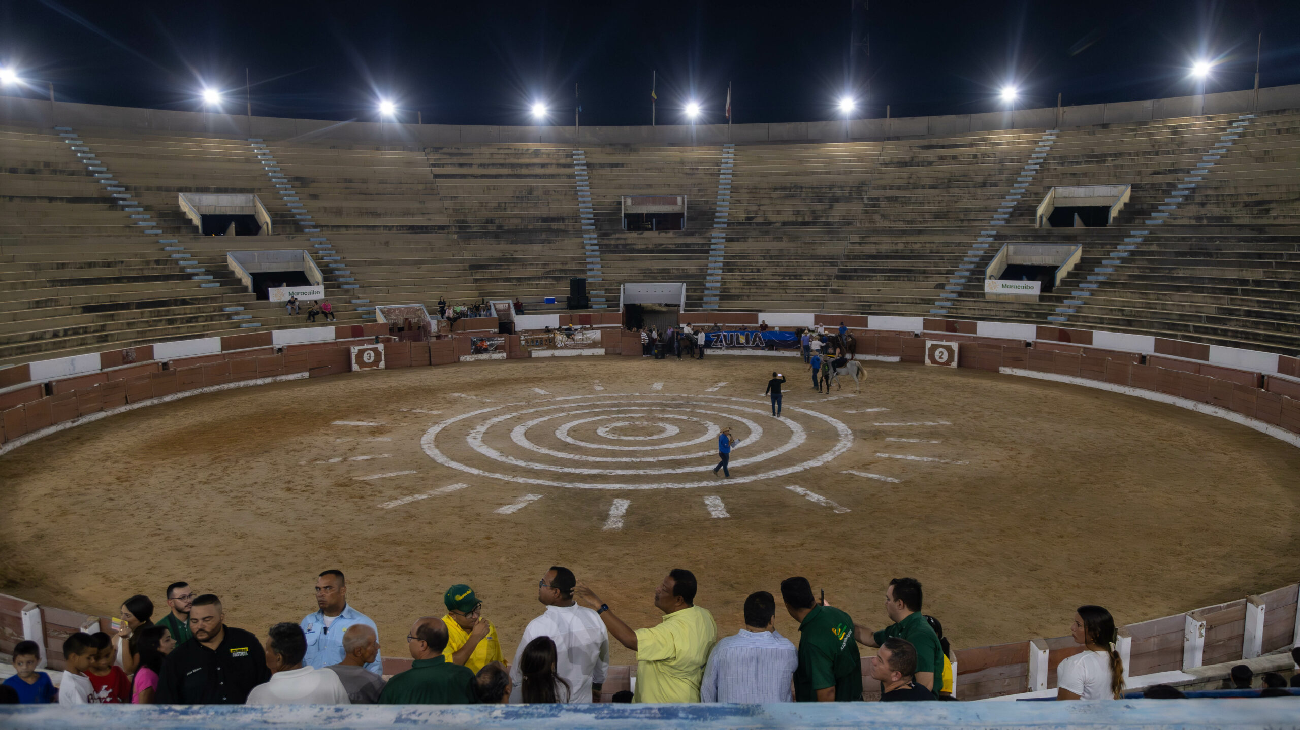 Alcalde Rafael Ramírez Colina encendió ruedo de la Plaza para Todos de Maracaibo