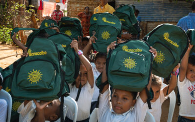 Alumnos de cinco nuevas Escuelitas del Sol en Idelfonso Vásquez reciben útiles y uniformes