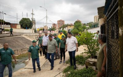 Alcaldía de Maracaibo realiza mantenimiento preventivo en la cañada Virginia parroquia Olegario Villalobos