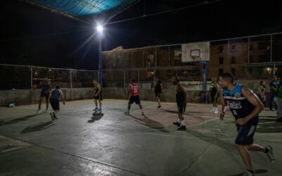 Alcaldía lleva iluminación y “tranquilidad” a los vecinos de la cancha del barrio Raúl Leoni II