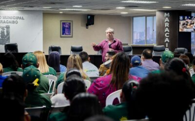 Servidores públicos de la Alcaldía de Maracaibo reciben taller de formación por Antonio Pérez Esclarín