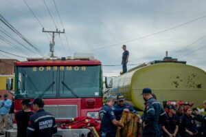 Cuerpo de Bomberos de Maracaibo rescata a un halcón de Harris que quedó atrapado en la reja de una vivienda