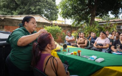 Taller de cejas y pestañas de Alcaldía llega a Pampanito parroquia Santa Lucía