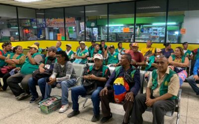 Terminal de Pasajeros formaliza actividades económicas de 43 buhoneros: Están identificados con chaleco verde