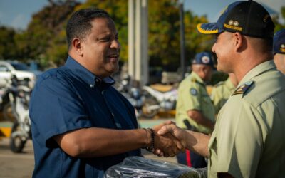 Alcaldía dota a Polimaracaibo con 600 uniformes para funcionarios y personal administrativo