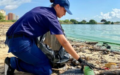 Brigada juvenil de Protección Civil recoge desechos en las orillas del lago bajo la práctica del “plogging”