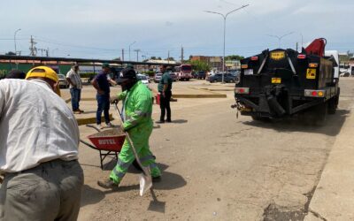 Aplicadas cuatro toneladas de asfalto para reparar vialidad de los andenes del Terminal de Pasajeros