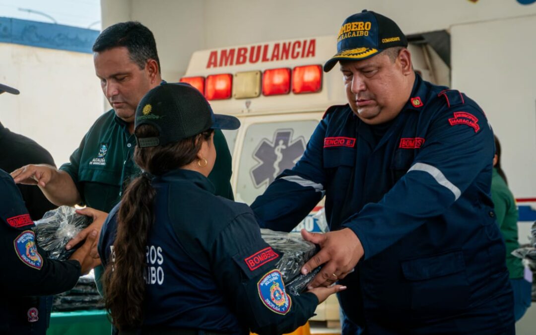 Bomberos de Maracaibo reciben dotación de uniformes del 2024