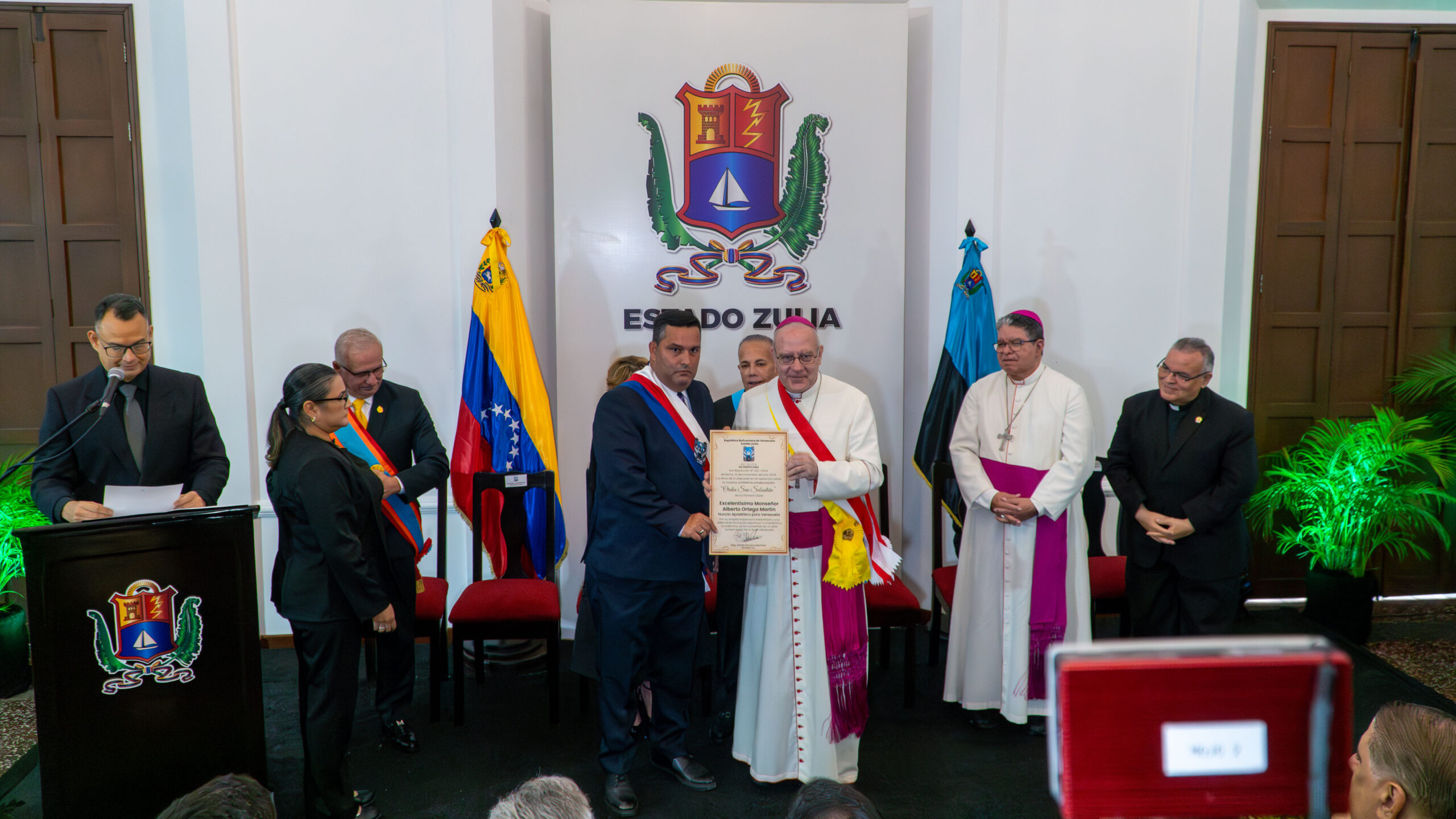 Alcaldía entrega Orden San Sebastián al nuncio apostólico para Venezuela monseñor Alberto Ortega Martín