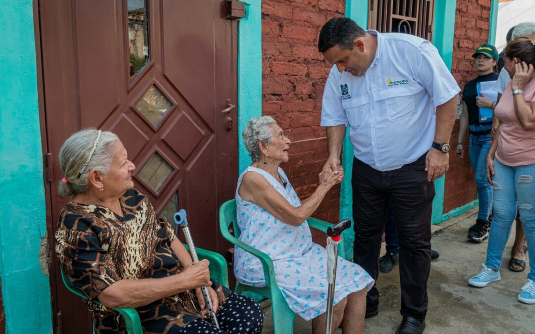 Bomberos rescatan a mujer de 84 años tras el colapso de su vivienda en la parroquia Bolívar