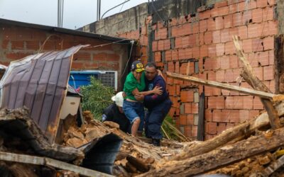 Bomberos de Maracaibo atiende colapso de estructura por lluvias en la parroquia Bolívar