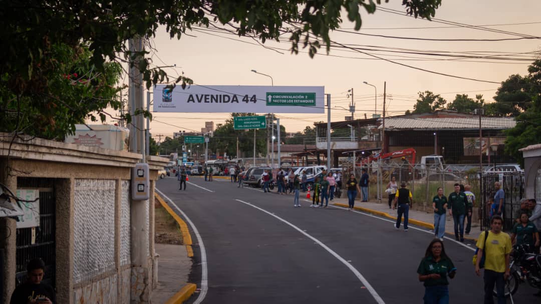 Alcaldía de Maracaibo entrega primera fase del asfaltado, señalización y demarcación en Lago Azul