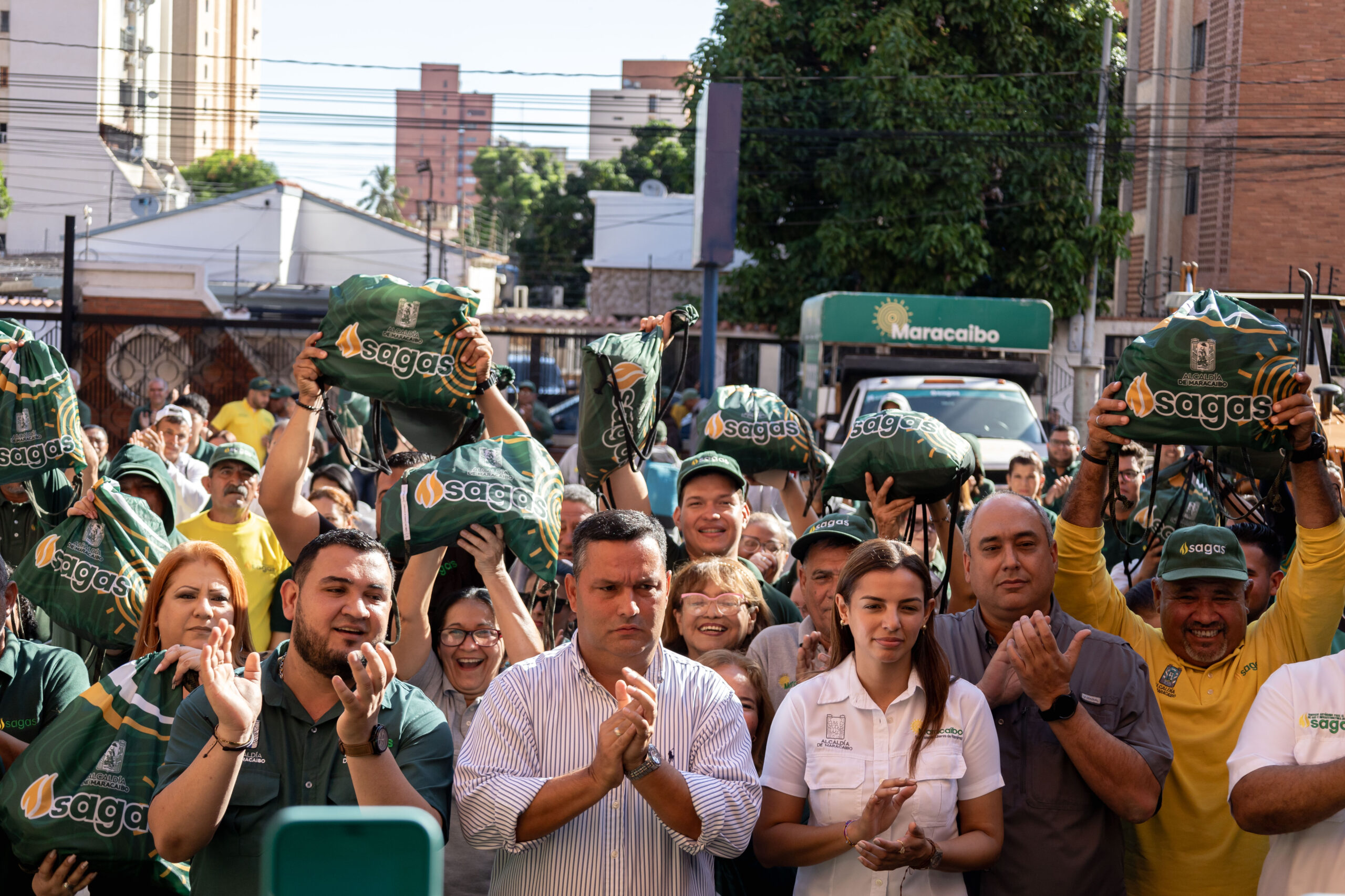 Alcaldía de Maracaibo dota de uniformes a 247 Servidores Públicos del SAGAS