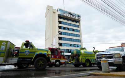 Bomberos de Maracaibo responde con 40 funcionarios y siete camiones el incendio generado este 28-N en la torre FullData