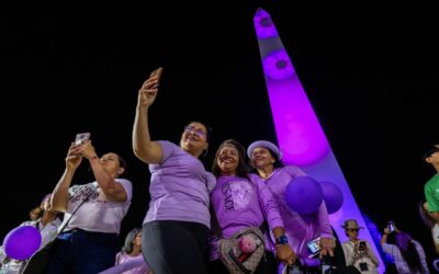 Obelisco de la Plaza de la República se ilumina de morado para conmemorar el Día Internacional de la Mujer